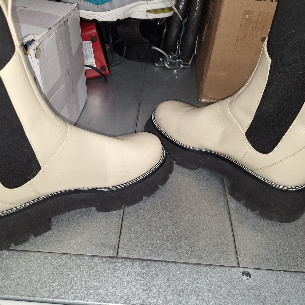 Stylish Cream Chelsea Boots - Picture 4 of 5